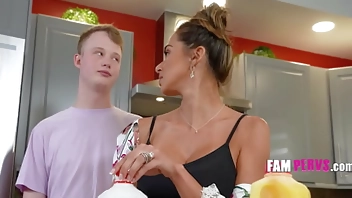 Please Step Mum.. Just A Quickie!