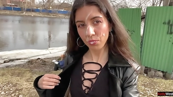 I want to walk through the park with cum on my face! Cum on my face! - Public Cumwalk