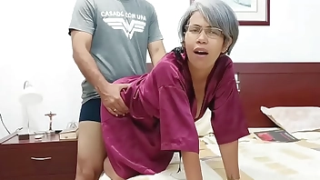 I see my stepmother masturbate and I can't stand it, I'm going to fuck her, what a delicious pussy she has.