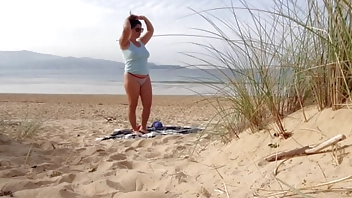 I filmed a curvy MILF changing clothes and doing Exercises on the Beach