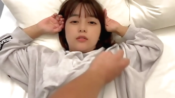 [Overnight date] A couple entangled in lust when they wake up in the morning. A girlfriend with an innocent, cute smile and a passionate desire for each other from the morning.