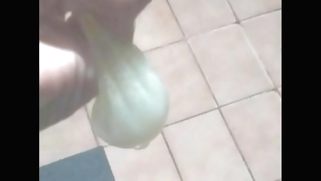 Batendo uma com camisinha