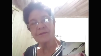 Velha mostrando o peito e passando a mão na xota na live