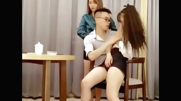 Đại gia và 2 em chân dài