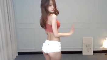 Gái Hàn Quốc nhảy khiêu khích nhạc sàn một