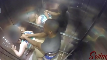 Sorayyaa e Leo Ogro foram pegos fudendo no elevador