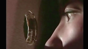 ชายสองคนกำลังเล่นเกมแลกเปลี่ยนภรรยา