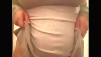 Ninfa enseña sus grandes pechos