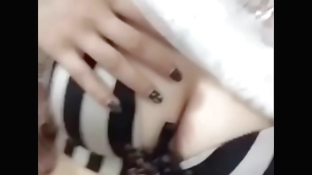 女网友把玩自己的胸部