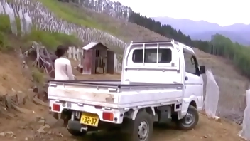 หญิงสาวเข้าชมคนรักและเพศสัมพันธ์ในห้องน้ำ