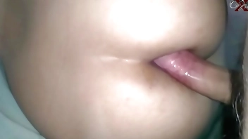 Pendejo cachondo intentando romperle el CULO a morena colegiala que no quiere pero luego deja que le llenen el culo de leche... pov anal