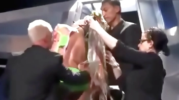 Lady Gaga se cambia en publico