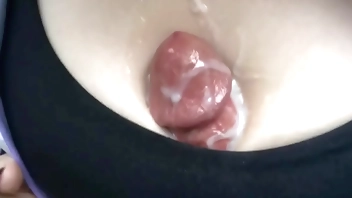 Cogida por las tetas con sostén deportivo en público.