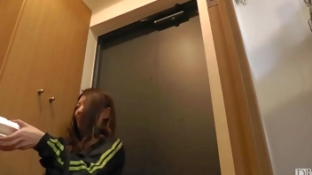 デリバリー弁当屋のお姉さんに勃起したチンコを擦り付けました 1