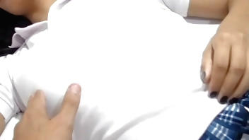 hermano se encuentra a su hermana colegiala d. y se la folla