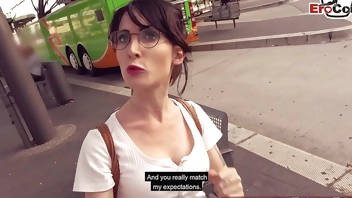 Deutsche Studentin wird abgeschleppt zum echten EroCom Date Sextreffen und bumst öffentlich vor der Venus Messe