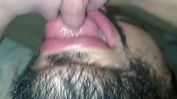 Presente de aniversário  Leo Skull  me acordou levando uma chupada gostosa na buceta até chegar o orgasmo. Veja mais em xv red.