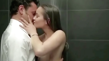 Sexo apasionado en el baño
