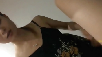 居 家 自 拍 - 97年 漂 亮 小 美 女 下 班 後 和 男 友 出 租 屋 激 烈 啪 啪 , 性 感 小 翹 臀 趴 屁 股 上 快 速 抽 插 , 最 後 全 部 射 她 嘴 裏 了 !【北京广州深圳东莞温哥华等一二线城市外围招嫖，联系微信在我的简介里！点我的用户名就能找到！】