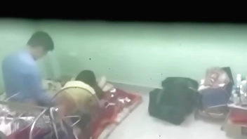 Quay lén phòng bên cạnh