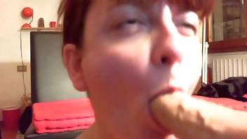 Vuoi imparare come farti una sega? La tua sorellina perversa ti insegna a masturbarti