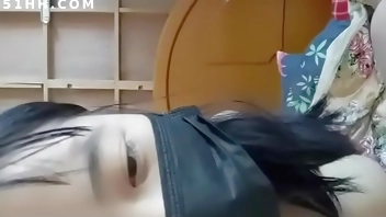 妹在家饥渴难耐只能用手指解决