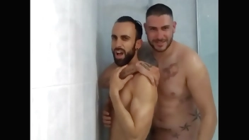 Me doy una ducha con mi amigo HETERO