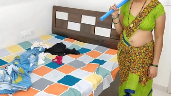 कोमल की कामवाली बाई झाडू लगाकर बेड पे कपड़े उठा रही थी