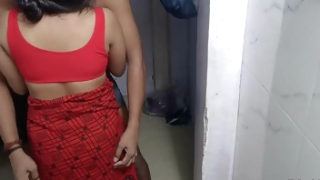 Hot Indian Desi Xxx video. Desi Bhabhi Ki Saree Utha ke Gaand Chod diya. Indian Desi Hindi Sex video.