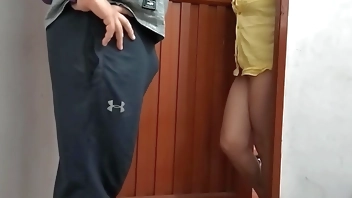 AMA DE CASA CALIENTE SE FOLLA A UN DELIBERY DESCONOCIDO Y RECIBE UNA DURA FOLLADA CON EYACULACION PRECOZ