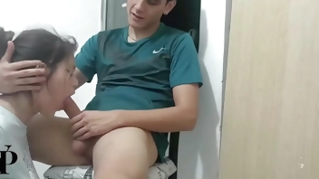 ¡Un chico nerd de 18 años pierde su virginidad con su hermanastra morena de gran culo en la cama de sus padres! - Porno En Español