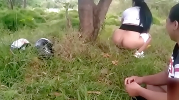 PASEO EN MOTO TERMINA EN SEXO LESBICO AL AIRE LIBRE CON ORGASMO FEMENINO EN LA BOCA