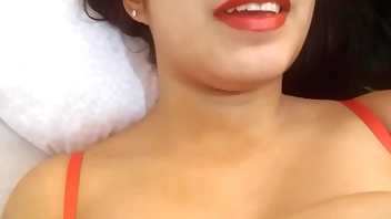 hijastra mexicana Miranda Salazar se queda en casa mientras todos salen a trabajar