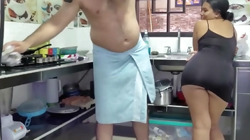 SEXO DE PIE EN LA COCINA CON LA PERVERTIDA DE MI CUÑADA TERMINA CON UNA ENORME CORRIDA EN SU BOCA TRAGA SEMEN