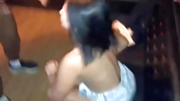 Esposa goza na rola enorme do Negão super dotado e o corno ainda grava