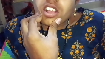 Desi Indian Bhabhi ki zabardast chudai unke ghar me jab unka pati bahar tha. Indian desi Hindi Sexy BF Video.