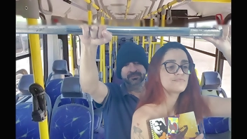 Estudande e fodida por estranho dentro do onibus!