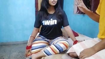 Indian hindi video मोहल्ले की aunty मेरे ghar aai wo काफी pyasi lag rhi थी। मेने उनकी pyas bujhai