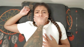 श्श्श्श चिल्लाओ मत! - सौतेला भाई अपनी सौतेली बहन को तब चोदता है जब वे घर पर अकेले होते हैं।