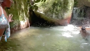 chica latina desconocida es follada en el bosque mientras se encuentra perdida HL