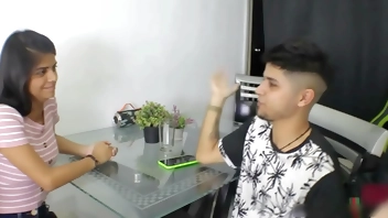 MI CUÑADA INDIA VA A BUSCAR A MI HERMANASTRO PERO COMO EL NO ESTA TERMINA CABALGANDO MI VERGA SIN CONDON Y CUBIERTA DE ESPERMA