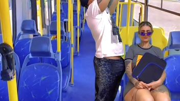 acochei a minha vizinha ninfeta vindo da escola dentro do ônibus público safada não conseguiu resistir e caiu d boca na minha rola ali mesmo( completo no sheer e red)