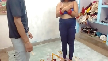 Student jaldi aa gya teacher kapde badal rhi thi fhir chudai ho gai