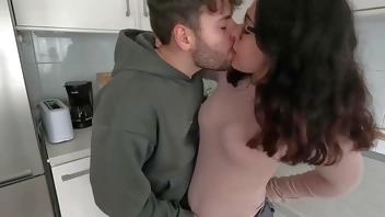 Con Mi Compañera de piso en la cocina.