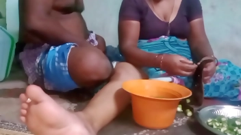 Aunty boobs show vegitable cutting handjob hasband