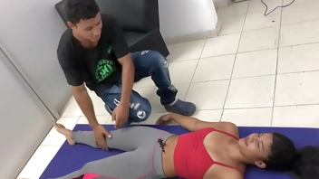 mi hermanastra esta haciendo ejercicio y entro a calentarla para follarmela