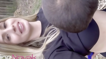 Loira peituda pensou que ia colher flores, mas o boy tinha outros planos, ele plantou o pau na rosinha dela e ainda regou com leitinho