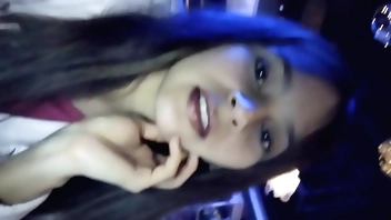 ¡Dejaron plantada a Candyboom en un Bar y con ganas de follar! Me acerco a la mesa del desconocido de al lado para que me invite la comida y los tragos para que luego me quite las ganas de comerme una VERGOTA. ¡Dame consuelo papi sí!