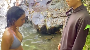Me masturbo viendo a chica desconocida mientras se baña en el lago y termino follandola duro y corriéndome en su culo.