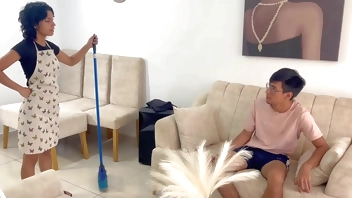 Le bajo el estrés a mi pequeña hermanastra con una rica follada y termino viniéndome en su culo. H.L.